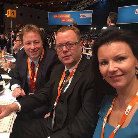 Sebastian Steineke MdB (l.) mit seinen Brandenburger Kollegen Michael Stübgen MdB und Jana Schimke MdB auf dem CDU-Bundesparteitag in Karlsruhe